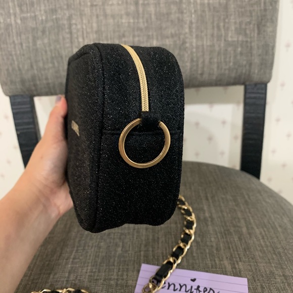 ❌SOLD❌ Chanel Holiday Pouch 2020 - Picture 4 of 10